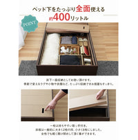【ベッド下は巨大な収納庫】
デッドスペースになりがちなベッド下一面が約400Lの大容量収納庫になり、女性でも開け閉めしやすい分割式の床板で、季節物の出し入れも簡単です。