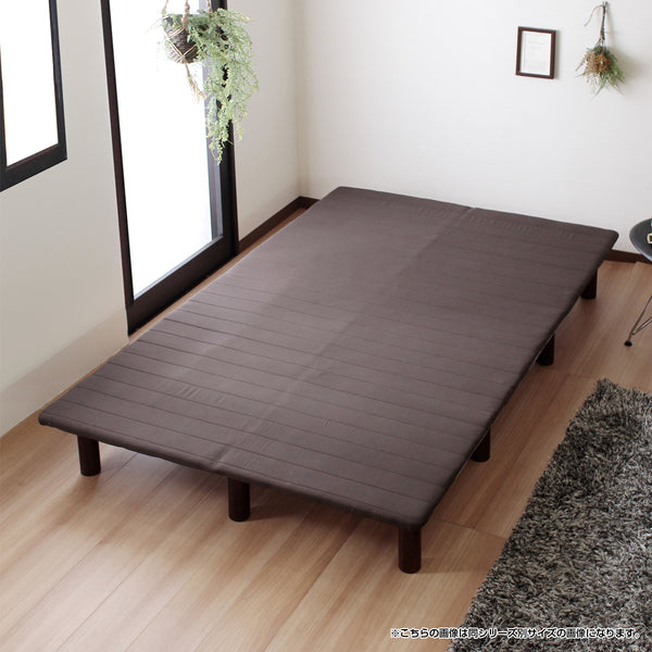 落ち着いた印象のブラウン生地とウレタンフォームを挟み込んだロール式構造のスノコ脚付ベッドフレーム。