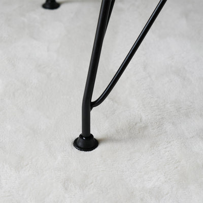 デザインシェルチェアの数あるカラーバリエーションの中でも、ブラック脚ならではの落ち着いた印象により、新たな魅力を引き出しているのではないでしょうか。