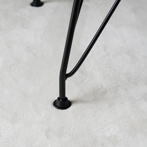 デザインシェルチェアの数あるカラーバリエーションの中でも、ブラック脚ならではの落ち着いた印象により、新たな魅力を引き出しているのではないでしょうか。