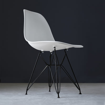 デザインシェルチェアの数あるカラーバリエーションの中でも、ブラック脚ならではの落ち着いた印象により、新たな魅力を引き出しているのではないでしょうか。