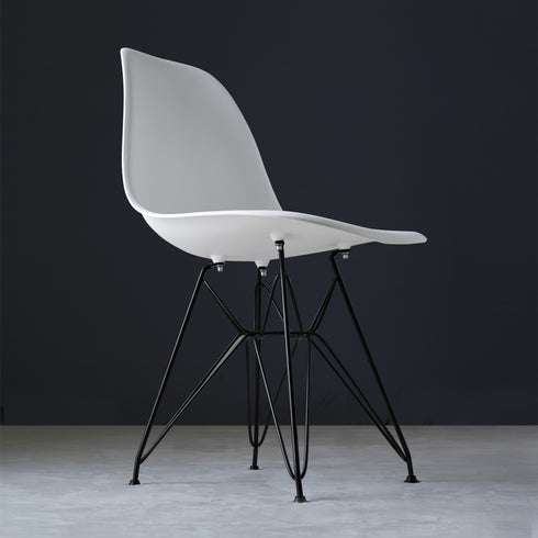 デザインシェルチェアの数あるカラーバリエーションの中でも、ブラック脚ならではの落ち着いた印象により、新たな魅力を引き出しているのではないでしょうか。