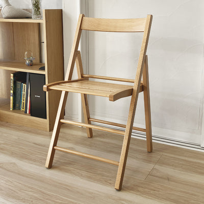 イタリアの老舗木工家具メーカー「La Sedia(ラ・セディア)社」による、木製の軽量折りたたみチェアです。