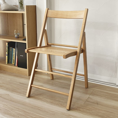 イタリアの老舗木工家具メーカー「La Sedia(ラ・セディア)社」による、木製の軽量折りたたみチェアです。