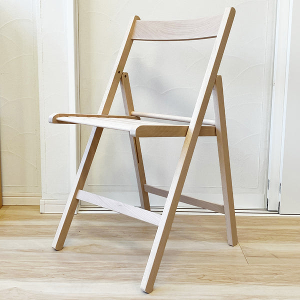 イタリアの老舗木工家具メーカー「La Sedia(ラ・セディア)社」による、木製の軽量折りたたみチェアです。