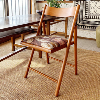 イタリア製の木製折りたたみチェアに、北欧・スウェーデンのファブリックブランド「Gyllstad(ジルスタッド)社」の生地を合わせました。