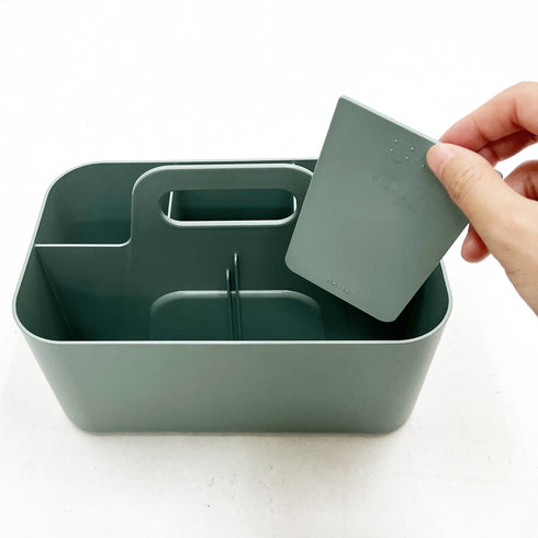 【アレンジ自在の取り外せる仕切り】
中央の仕切り板は取り外し可能なので、収納したいものに合わせてスペースを調整でき、使い方のアイデアと幅がぐっと広がります。