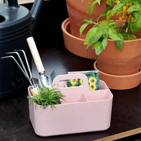 【ガーデニングの時間に彩りを】
パステルピンクのかわいいボックスにガーデニングツールを詰め込めば、お庭仕事の時間がもっと楽しく、心弾む豊かなひとときになります。