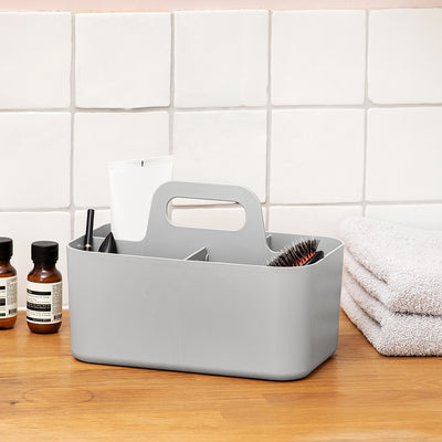 【サニタリースペースを清潔に】
スキンケア用品やコスメなどを機能的に収納し、清潔感が大切な洗面所やバスルームを、すっきりとモダンな印象に整えてくれます。