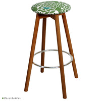 【大人の上質空間を演出】落ち着いたウォルナットフレームに、自然を感じさせるグリーンのツリー柄が映え、洗練されたボタニカルな雰囲気を醸し出します。