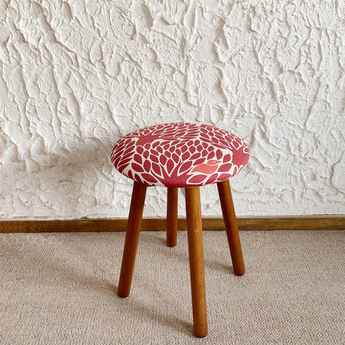 イタリア製のスツールに、北欧・スウェーデンのファブリックブランド「Gyllstad(ジルスタッド)社」の生地を合わせました。