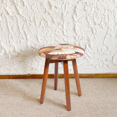 イタリア製のスツールに、北欧・スウェーデンのファブリックブランド「Gyllstad(ジルスタッド)社」の生地を合わせました。