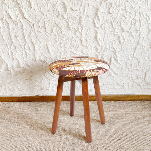 イタリア製のスツールに、北欧・スウェーデンのファブリックブランド「Gyllstad(ジルスタッド)社」の生地を合わせました。