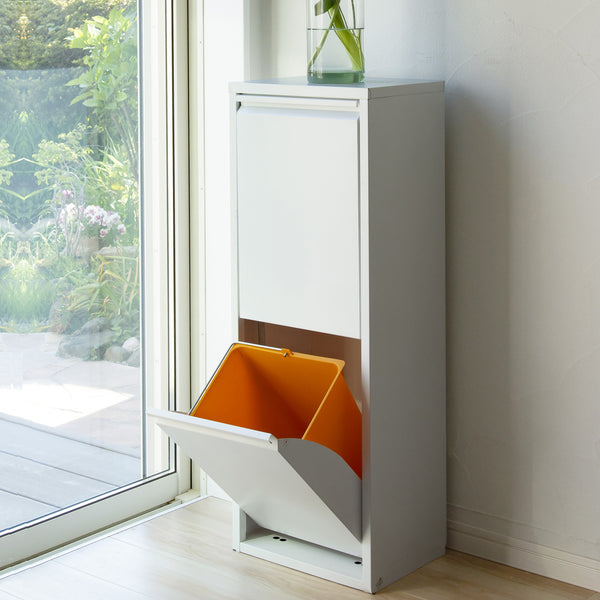 一見ゴミ箱に見えない、デザイン性の高いイタリア製ダストボックスのスリムな2段タイプです。