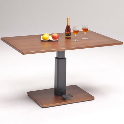 ペダルを踏むだけで簡単に天板の高さ調整ができる昇降テーブル。