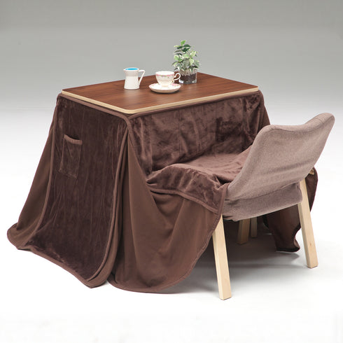 【クラシックな雰囲気で落ち着く】ダークブラウンの天板とこたつ布団が、空間を引き締めながらもやさしい温もりを届けてくれます。