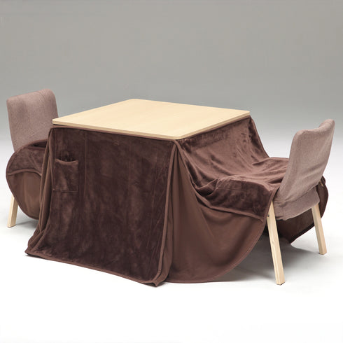 【シックな統一感】ブラウン一色でまとまったコーディネートは落ち着きある空間を演出し、こたつ時間を上質にします。