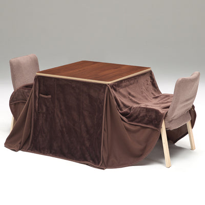 【木目が映える空間】温かみあるブラウンの布団と木目天板が調和し、モダンな和空間をスタイリッシュに演出します。