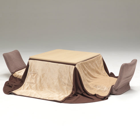 【ロータイプでくつろぐ】床に近いロータイプ仕様は足を伸ばしてゆったりでき、リクライニングチェアでさらに快適に過ごせます。