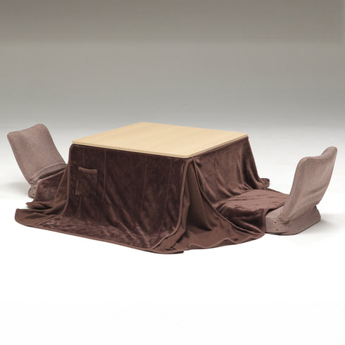 【木目で品よくまとめて】落ち着いた木目天板と柔らかなカラーの布団が調和し、シンプルながら高級感のある印象を与えます。