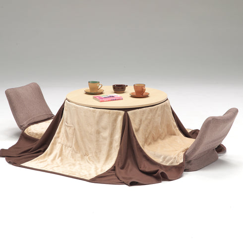 【床でくつろぐ、冬の特等席】
高さを変えれば、床に座ってくつろげるロースタイルこたつになり、リクライニング機能付きの座椅子で、思わずうたた寝してしまいそうな心地よさです。