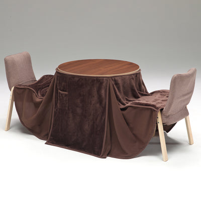 【一台で何役もこなす相棒】
冬はこたつ、夏はダイニングテーブルとして、一年中あなたの暮らしに寄り添い、二人用のコンパクトなサイズ感が、様々なシーンで活躍します。