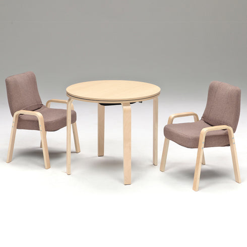 【夏は快適なデスクとして】
冬のこたつ布団を外せば、明るく開放的なダイニングセットに早変わりし、食事やデスクワークなど、二人で並んで使うのに丁度良いサイズ感です。