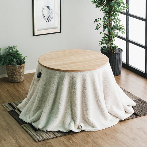 【ソファでぬくぬく冬時間】
お気に入りのソファに座ったまま、ペダル一つで最適な高さに調節できるテーブルで、ぬくぬくと快適な冬の特等席があなたのものになる。