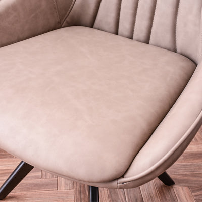 座面は、ついつい座りたくなるように、お尻にフィットするR形状のデザインに仕上がっています。