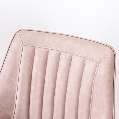 張地はPUレザーのため耐久性が高く、傷や汚れにも強いため、日々のメンテナンスもラクラクです。