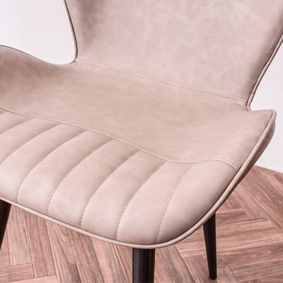 座面は、ついつい座りたくなるように、お尻にフィットするR形状のデザインに仕上がっています。