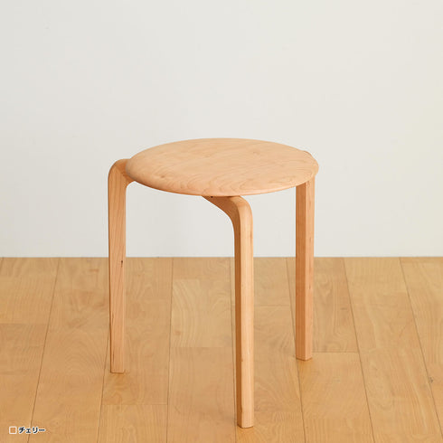 触り心地、掛け心地、そして使い勝手の良い家具を目指した広島県産家具「LISCIO(リッショ)」シリーズの3本脚スツール。
