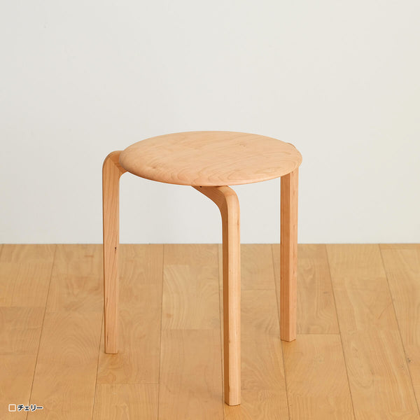 触り心地、掛け心地、そして使い勝手の良い家具を目指した広島県産家具「LISCIO(リッショ)」シリーズの3本脚スツール。