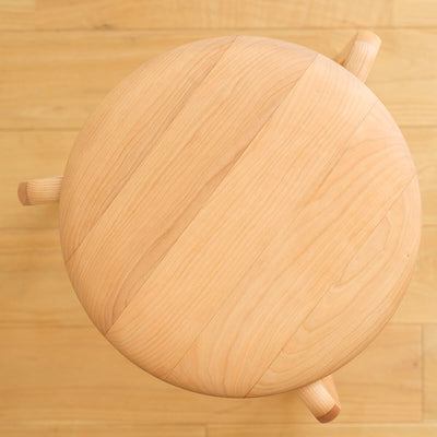 無垢材を贅沢に使用し、匠の技と熟練の技術によって作り上げられたなだらかな曲線が、木目の美しさを際立たせます。