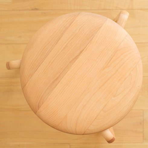 無垢材を贅沢に使用し、匠の技と熟練の技術によって作り上げられたなだらかな曲線が、木目の美しさを際立たせます。