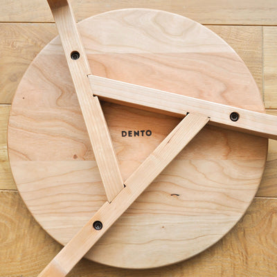 脚部に額縁の留め技術を採用しており、三角形を描くように組まれた形が美しく、こだわりを感じるデザインです。