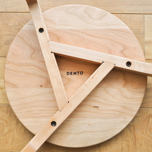 脚部に額縁の留め技術を採用しており、三角形を描くように組まれた形が美しく、こだわりを感じるデザインです。