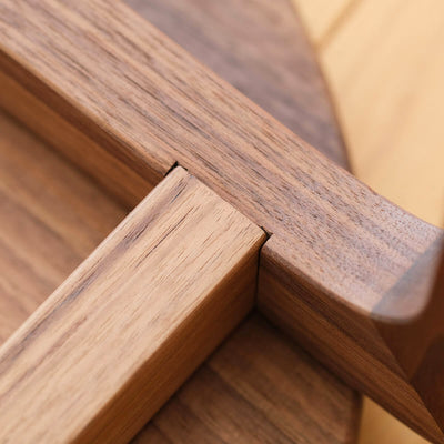 脚部に額縁の留め技術を採用しており、三角形を描くように組まれた形が美しく、こだわりを感じるデザインです。