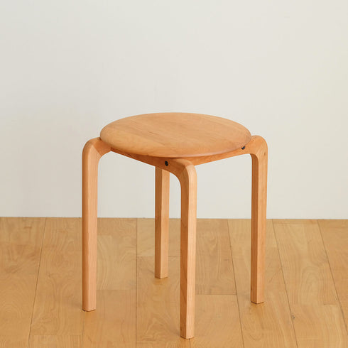 触り心地、掛け心地、そして使い勝手の良い家具を目指した広島県産家具「LISCIO(リッショ)」シリーズの4本脚スツール。