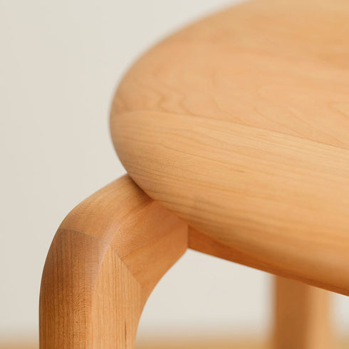 無垢材を贅沢に使用し、匠の技と熟練の技術によって作り上げられたなだらかな曲線が、木目の美しさを際立たせます。