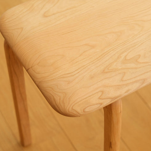 無垢材を贅沢に使用し、匠の技と熟練の技術によって作り上げられたなだらかな曲線が、木目の美しさを際立たせます。