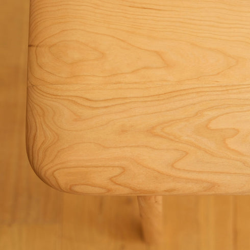 職人の手で何度も繰り返し研磨した後、天然オイルで表面加工を施し、思わず触れたくなるような滑らかな質感に仕上げました。