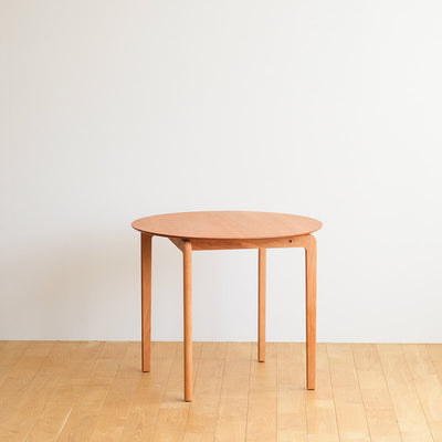 触り心地、掛け心地、そして使い勝手の良い家具を目指した広島県産家具「LISCIO(リッショ)」シリーズの円形ダイニングテーブル。