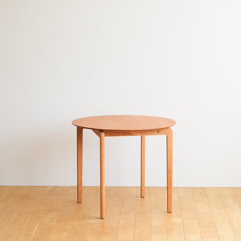 触り心地、掛け心地、そして使い勝手の良い家具を目指した広島県産家具「LISCIO(リッショ)」シリーズの円形ダイニングテーブル。