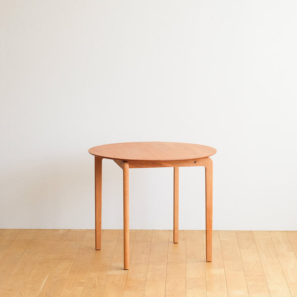 触り心地、掛け心地、そして使い勝手の良い家具を目指した広島県産家具「LISCIO(リッショ)」シリーズの円形ダイニングテーブル。