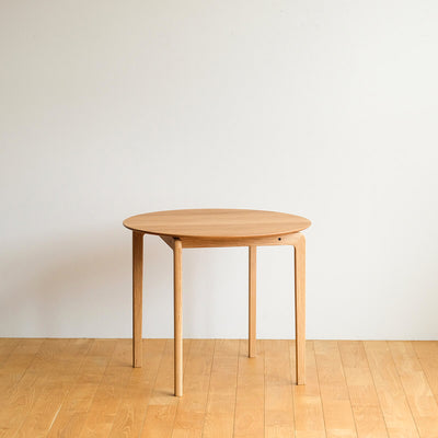 無垢材を贅沢に使用し、匠の技と熟練の技術によって作り上げられたなだらかな曲線が、木目の美しさを際立たせます。