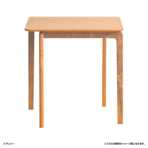 非対称に組まれた脚部のバランスが美しく、安定感もあり、こだわりを感じるデザインです。