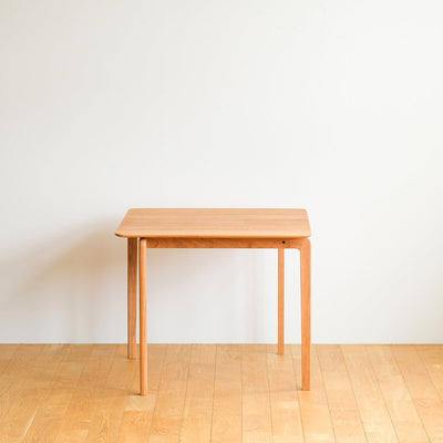 触り心地、掛け心地、そして使い勝手の良い家具を目指した広島県産家具「LISCIO(リッショ)」シリーズの正方形ダイニングテーブル。