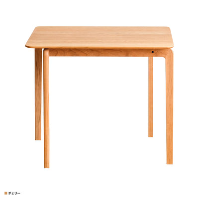 非対称に組まれた脚部のバランスが美しく、安定感もあり、こだわりを感じるデザインです。