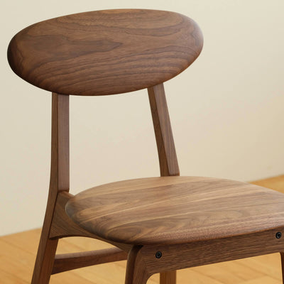 丸みを帯びた座面と背もたれが身体を優しく支え、安定感のあるゆったりとした座り心地です。